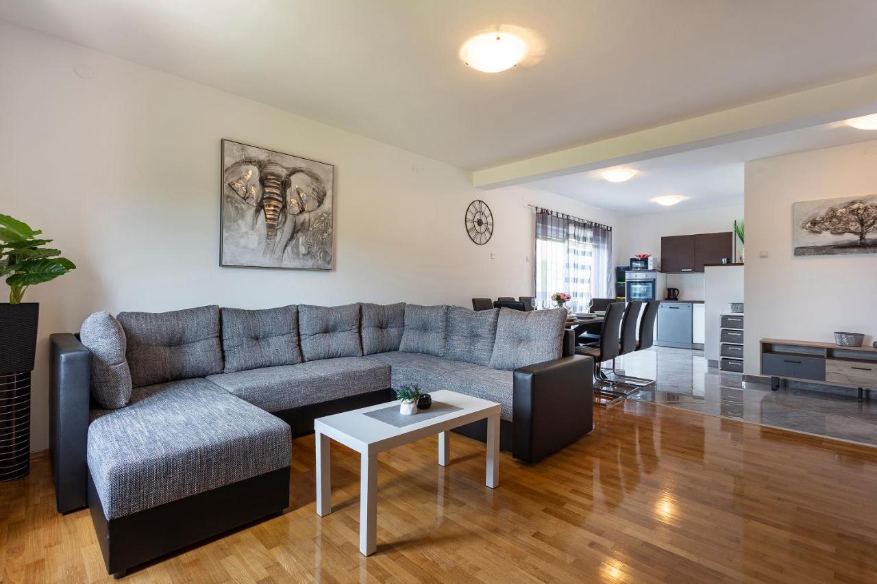 Apartmani Karoca 3 พูลา ภายนอก รูปภาพ