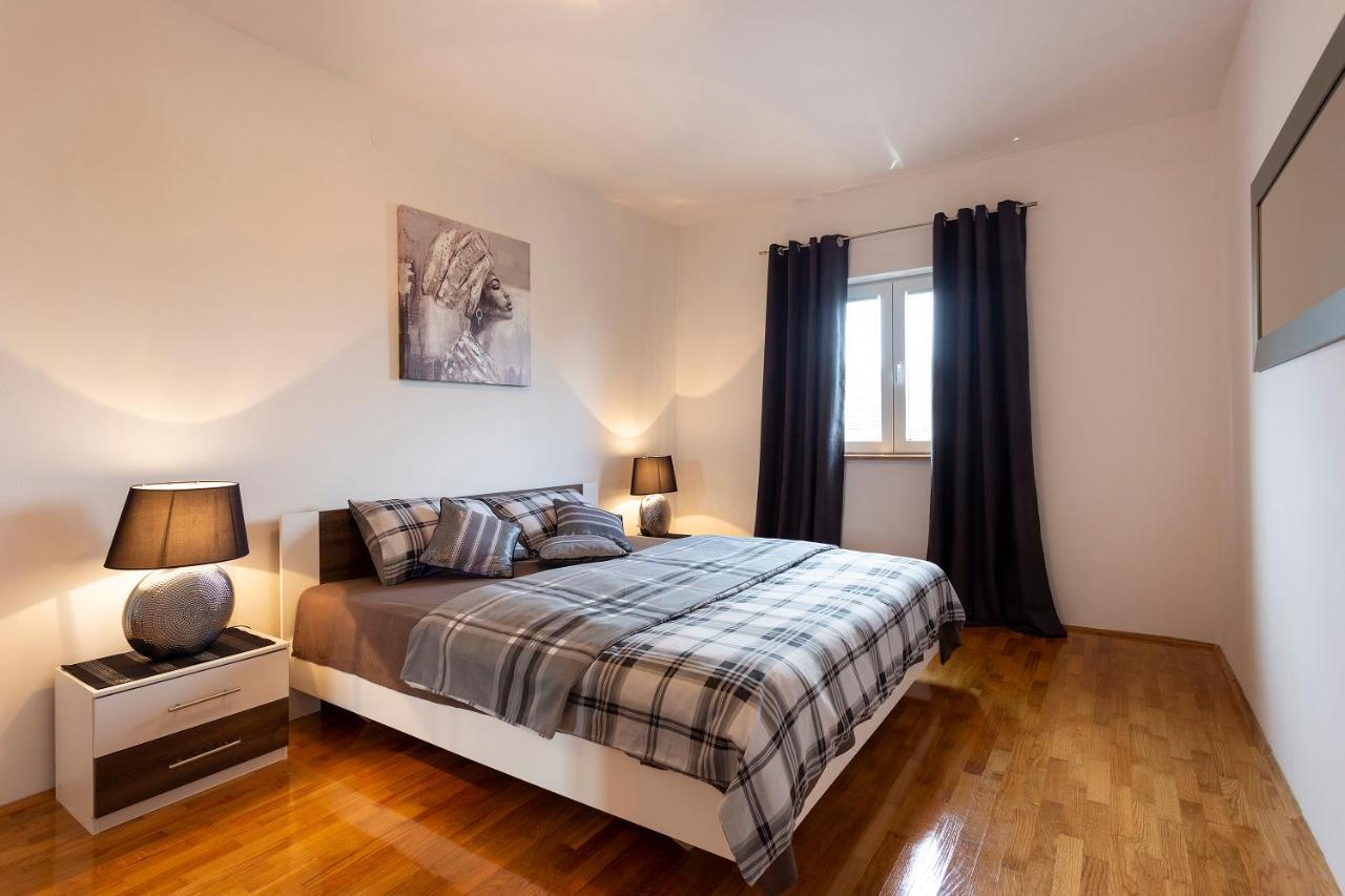 Apartmani Karoca 3 พูลา ภายนอก รูปภาพ
